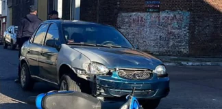 Un joven joven resultó herido en un accidente entre un auto y una moto