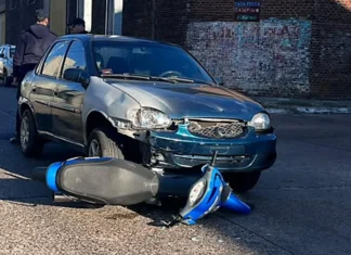 Un joven joven resultó herido en un accidente entre un auto y una moto
