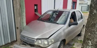 Un conductor alcoholizado chocó contra la pared y la vidriera de una verdulería