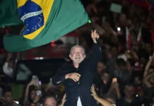 Lula da Silva ganó un histórico balotaje a Flávio Bolsonaro y asumirá un cuarto mandato en Brasil