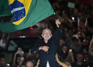Lula da Silva ganó un histórico balotaje a Flávio Bolsonaro y asumirá un cuarto mandato en Brasil
