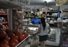 Compras hormiga, segundas marcas y el regreso del fiado, los almacenes de barrio se adaptan a la caída de consumo