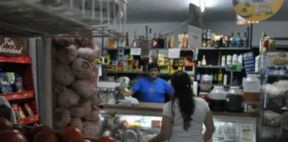 Compras hormiga, segundas marcas y el regreso del fiado, los almacenes de barrio se adaptan a la caída de consumo