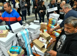 Fabricantes de calzado realizaron un “zapatazo solidario” en defensa de la industria nacional