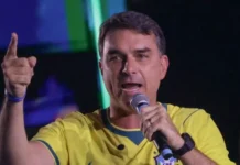 Golpista: Flávio Bolsonaro desconoció el triunfo de Lula, agradeció a Milei y se autoproclamó presidente de Brasil