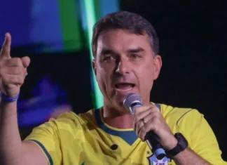Golpista: Flávio Bolsonaro desconoció el triunfo de Lula, agradeció a Milei y se autoproclamó presidente de Brasil